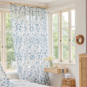 Rideau transparent floral bleu-blanc. Adoucit la lumière, garde les espaces aérés. Parfait pour les chambres et les salons - Product Image 5