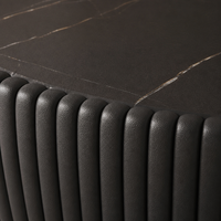 Table basse moderne en marbre en forme de goutte d'eau avec cuir PU cannelé anthracite foncé, table centrale sculpturale de luxe