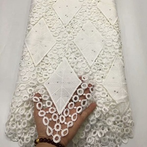 AL4285E de algodón <span class=keywords><strong>bordado</strong></span> de encaje africana de tela de encaje <span class=keywords><strong>con</strong></span> <span class=keywords><strong>piedras</strong></span> blanco venta al por mayor Camiseta de encaje - Product Image 1