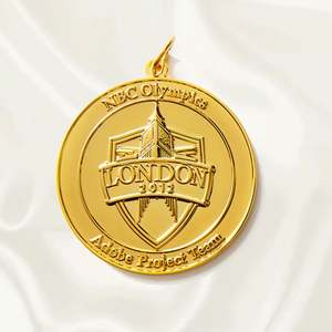 Colgante de metal chapado en oro personalizado con esmalte, colgantes de letras grabadas, dijes de joyería de moda - Product Image 1