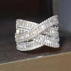Anello Geometrico Stratificato con Zirconi per Donne, Elegante Gioiello da Dito per Fidanzamento e Moda - Product Image 5