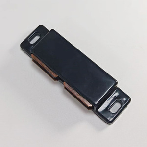 Nouveau loquet magnétique double pour porte de placard en plastique, style minimaliste 2074 - Product Image 1