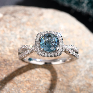 Anello di Fidanzamento Minimalista con Zirconi per Donne, Gioiello Elegante e di Lusso - Product Image 2