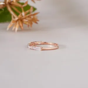 Anillo de Eternidad con Diamantes Baguette en Oro Rosa, Anillo de Boda Delgado y Apilable para Mujer, Joyería Fina Minimalista - Product Image 4