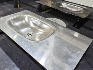 Station de polissage robotisée intégrée à effet miroir pour le polissage des surfaces d'éviers en acier inoxydable - Product Image 4
