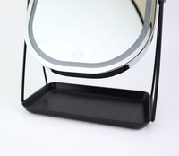 Miroir cosmétique carré en verre avec cadre en métal finition chrome et noir, design Art Déco pour un usage quotidien en maquillage