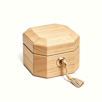 Boîte à bijoux en bois de chêne massif octogonale simple faite à la main avec fermeture magnétique, design personnalisable, logo pour le rangement des bijoux