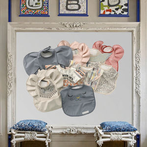 Bavoir bébé en cuir PU écologique personnalisé 2024, tenue mignonne pour tout-petits, lavable en machine, imperméable, fermeture à boutons - Product Image 2