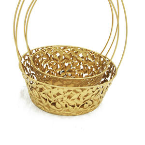 Artisanat en métal de style européen dans les contes de fées: <span class=keywords><strong>le</strong></span> <span class=keywords><strong>petit</strong></span> <span class=keywords><strong>chaperon</strong></span> <span class=keywords><strong>rouge</strong></span> tenant un panier de mariage en fer - Product Image 5