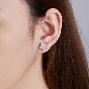 أقراط مرصعة بالفضة الإسترلينية مع مويسانيتي مثلج للنساء هيب هوب محظوظة على شكل البرسيم بأربع أوراق - Product Image 2