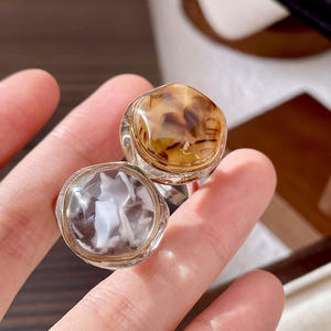 Bague de cocktail en résine avec incrustation de coquillages, bijou tendance unisexe, cadeau pour femmes et hommes - Product Image 1