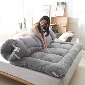 แผ่นรองที่นอนขนแกะสั้นหนาและที่กันลื่นนุ่มสำหรับป้องกันที่นอน - Product Image 1