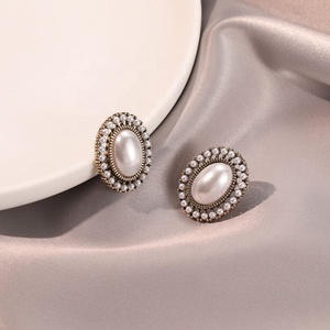 Boucles d'oreilles clous en imitation perle micro-incrustée style antique, design rétro artistique palais, sensation haut de gamme, plaqué or géométrique - Product Image 4