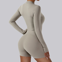 GZ6005-1 Romper Yoga Lengan Panjang Solid dengan Logo Kustom, Set Jumpsuit Legging Pendek Wanita dengan Ritsleting Depan Seksi, Pinggang Elastis Tinggi