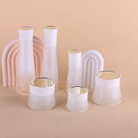 Ensemble de soins de la peau personnalisé de luxe : flacons et pots en verre mat pour lotion hydratante et crème pour le visage, avec processus d'électrodéposition à dégradé