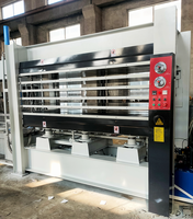 Machine de pressage à chaud pour panneaux MDF, machine de laminage mélaminé robuste pour la fabrication de meubles et la ligne de production de MDF
