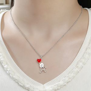 Collier avec pendentif amusant en forme de petit bonhomme mignon tenant un cœur, en acier inoxydable plaqué or, cadeau pour femmes et filles - Product Image 1