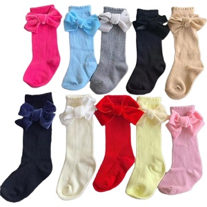 Chaussettes hautes colorées en coton biologique à volants pour nouveau-né de 0 à 3 mois avec nœud - Product Image 1