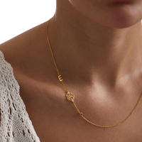 Collar EManco con Letra E Personalizada, Dije de Flor Rosa, Cadena de Cable Chapada en Oro, Joyería Moderna para Uso Diario, Cumpleaños, Aniversario, Festivales