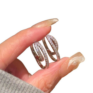 Pendientes de aro de doble capa con micro pavé de moissanita VVS GRA, modernos y sencillos, de cobre con relleno de oro de 14K, joyería duradera para mujer. - Product Image 1