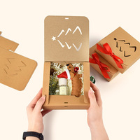 Nouveau design Boîte d'emballage cadeau de Noël carrée évidée Boîte en papier kraft pliable avec fermeture à ruban