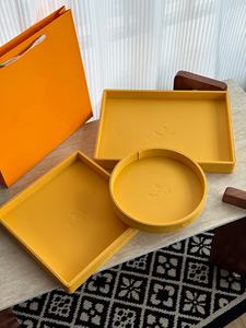 Plateau de rangement rond en bois éco-responsable orange-jaune, motif dessin animé minimaliste, excellente qualité, idéal pour les cadeaux de mariage et de fête - Product Image 3