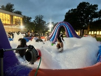 Piscine à mousse gonflable multicolore arc-en-ciel avec tunnel en arc, grand réservoir de jeu gonflable pour événements et locations de fêtes à la mousse en extérieur
