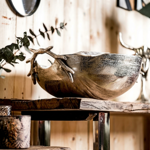 Vase de table en aluminium fait main au design moderne avec poignée en bois de cerf, écologique, idéal pour l'inauguration de maison et les célébrations - Product Image 1