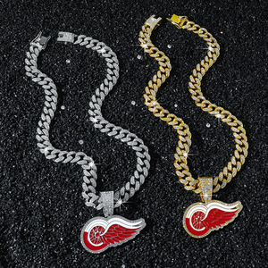 สร้อยคอจี้โลโก้ทีมเรดวิงส์ ดีไซน์ฮิปฮอปทรงเรขาคณิต สีแดง ขายดี ชุบทอง/เงิน สร้อยคอผู้ชาย เครื่องประดับแฟชั่น - Product Image 1