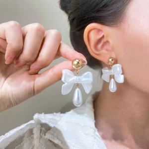 Boucles d'oreilles clous rétro françaises en forme de goutte d'eau, version coréenne de luxe, simples, polyvalentes, élégantes et tendance, en alliage de zinc plaqué or pour femmes - Product Image 3