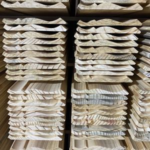 Moulures de plafond en bois de pin blanc apprêté au design moderne, durables et écologiques pour hôtels - Product Image 3