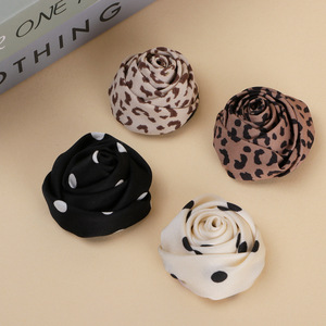 Yupu Rosebud Corsage en tissu tricoté à la main à pois et imprimé léopard, accessoire pour pince à cheveux et fleur de chaussure - Product Image 4