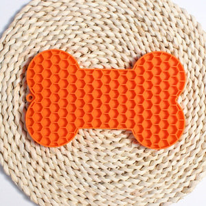 Tapis à lécher pour chien en forme d'os, soulagement de l'anxiété, silicone de qualité alimentaire, distributeur de nourriture lent, tapis à lécher pour animaux de compagnie, ventouses, portable, petits animaux - Product Image 3