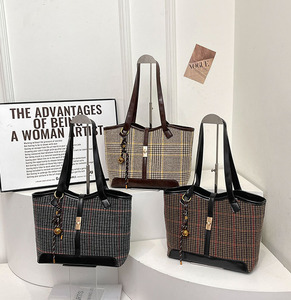 2025 nuevo Otoño Invierno Casual hombro bolsos de lujo bolso de mensajero de moda señoras bolso de mano para mujeres con colgante - Product Image 1