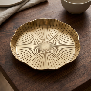 Assiette décorative en métal de forme irrégulière, faite à la main, polie, design minimaliste, pour les fêtes - Product Image 3