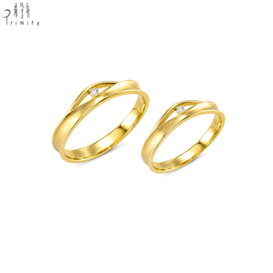 แหวนทองคำแท้ 18K ดีไซน์เรียบหรู ประดับเพชรธรรมชาติ  งานขัดเงาแบบ Brushed Finish เหมาะสำหรับสวมใส่ทุกวัน - Product Image 1