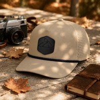 Casquette à cinq panneaux avec visière incurvée, logo personnalisé, en cordon bleu marine perforé découpé au laser, avec patch hexagonal en corde, idéale pour les randonnées en canyons