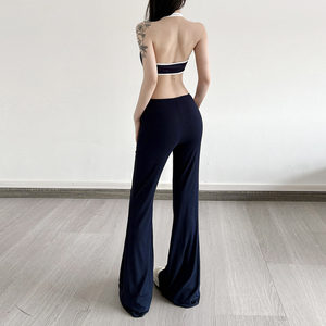 Conjunto deportivo azul de dos piezas para mujer: top halter con cuello en U y leggings acampanados de cintura baja con cordón y ribete en contraste para fitness y ropa urbana. - Product Image 5