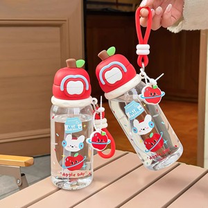 Bouteille d'eau Qslabey sur le thème de la pomme, 600 ml, double paille, bouteille de sport pour enfants, design de dessin animé, rouge - Product Image 1