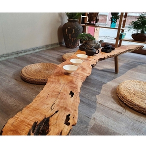 Table de salon en bois massif à bord naturel avec résine époxy et plantes succulentes, faite à la main, en bois dur naturel, pour la décoration intérieure - Product Image 1