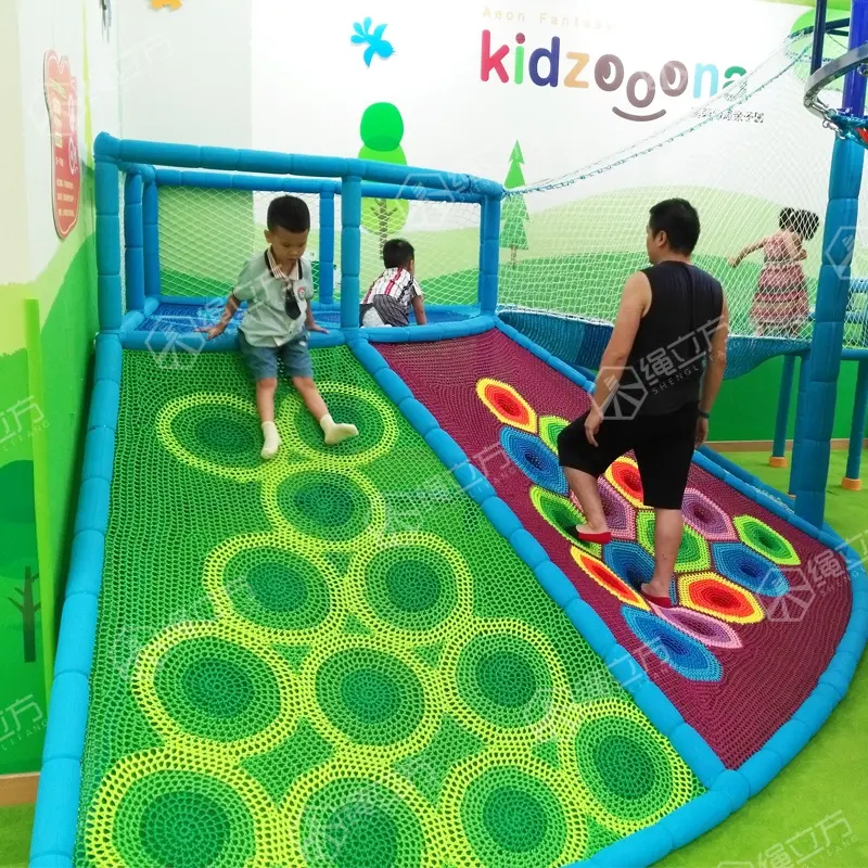 Leo núi sáng tạo ngoài trời và thiết bị giải trí trampolines lớn với thiết kế hố bọt trẻ em chơi công viên