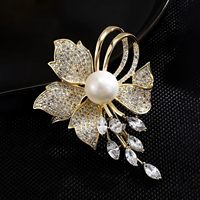 Broche florale en laiton plaqué or avec perle de nacre et alliage, pour femme, ornée de cristaux et de strass taille brillant, élégante pour mariage et mode