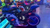 Machine de jeu d'arcade de course de motos 2 joueurs, simulateur de compétition commercial à monnayeur pour centre commercial et salle de jeux