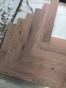 Pavimento in Rovere Europeo Naturale per Interni, Multistrato a Spina di Pesce, Rovere Bianco con Superficie Affumicata, Parquet Ingegnerizzato - Product Image 2