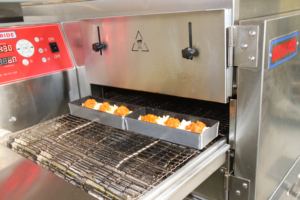 Horno transportador de hamburguesas eléctrico de encimera rápido ajustable comercial de alta capacidad - Product Image 3