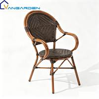 Ensemble de chaises de salle à manger empilables en rotin, résistantes aux UV, amovibles, style moderne et minimaliste, avec petite table à plateau en verre, durable, pour jardin et hôtel