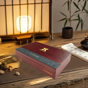 Caja de madera personalizada, caja de madera para tarjetas de membresía, caja de regalo coleccionable, caja de embalaje con tapa abatible, diseño en relieve de cuero PU. - Product Image 2
