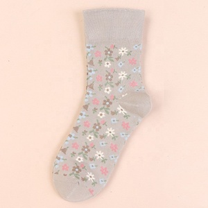 Vente en gros de <span class=keywords><strong>chaussettes</strong></span> à motifs floraux élégants, <span class=keywords><strong>chaussettes</strong></span> en coton à motif floral décontractées pour femmes - Product Image 6