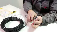 Câble de branchement FTTH extérieur noir G.657A1 1F avec messager en fil d'acier 1*1.0mm/0.8mm et 2*0.5mm FRP dans un gaine LSZH pour cordon de brassage