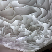 Décoration suspendue de plafond en papier blanc ondulé texturé de luxe pour événements de mariage, restaurants, hôtels et intérieurs commerciaux